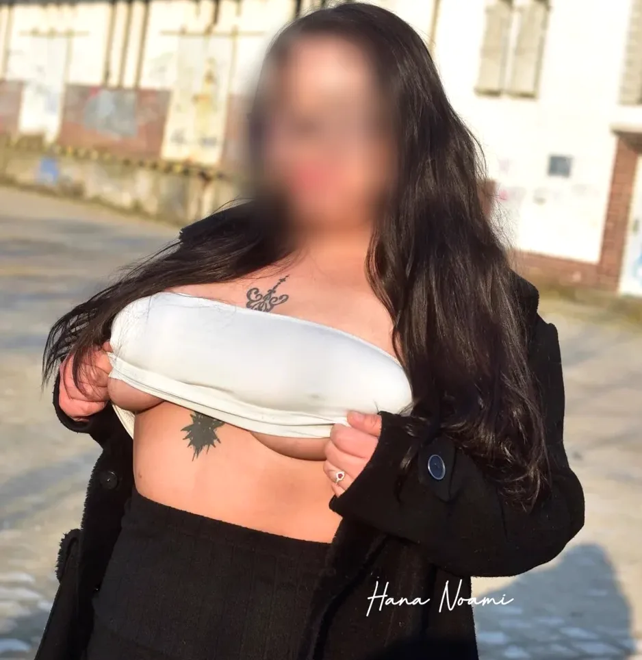 Nina, 27